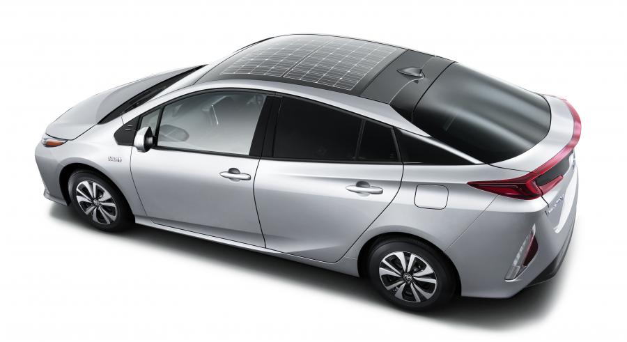  Toyota Prius PHV 2016 года  (JP) (фото 8 из 9)